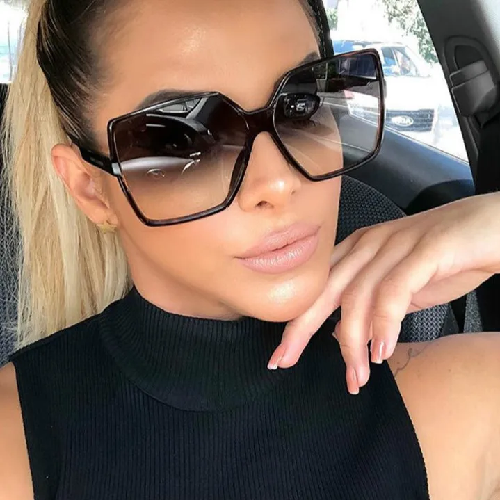 

Солнцезащитные очки оверсайз для мужчин и женщин, винтажные брендовые солнечные аксессуары в большой квадратной оправе, с защитой от ультр...