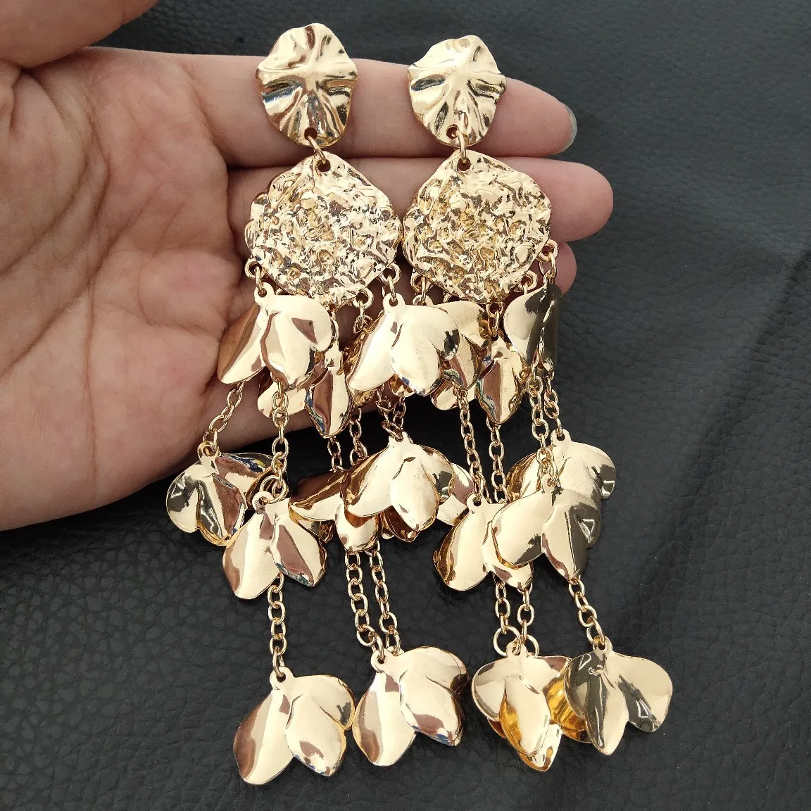 

Europe and the United States exaggerate big alloy flower earrings, women's high-end atmosphere, bohemian style