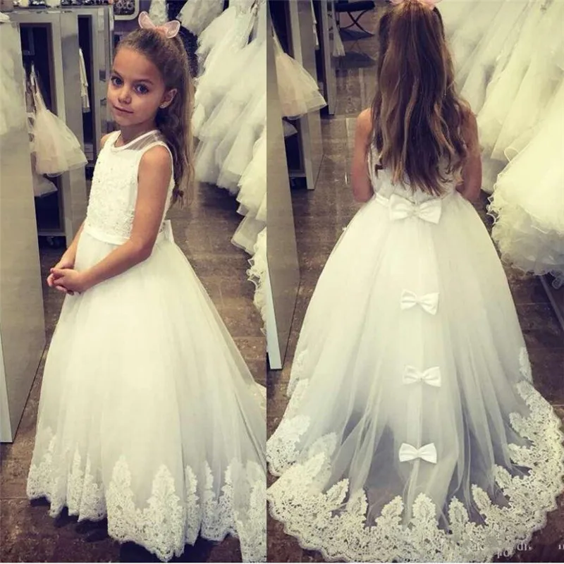 2019 Princess Flower Girl's Dresses Sheer Jewel Neck Sleeveless Lace Appliques Tulle First Communion Dress with Lovely Bows Swe