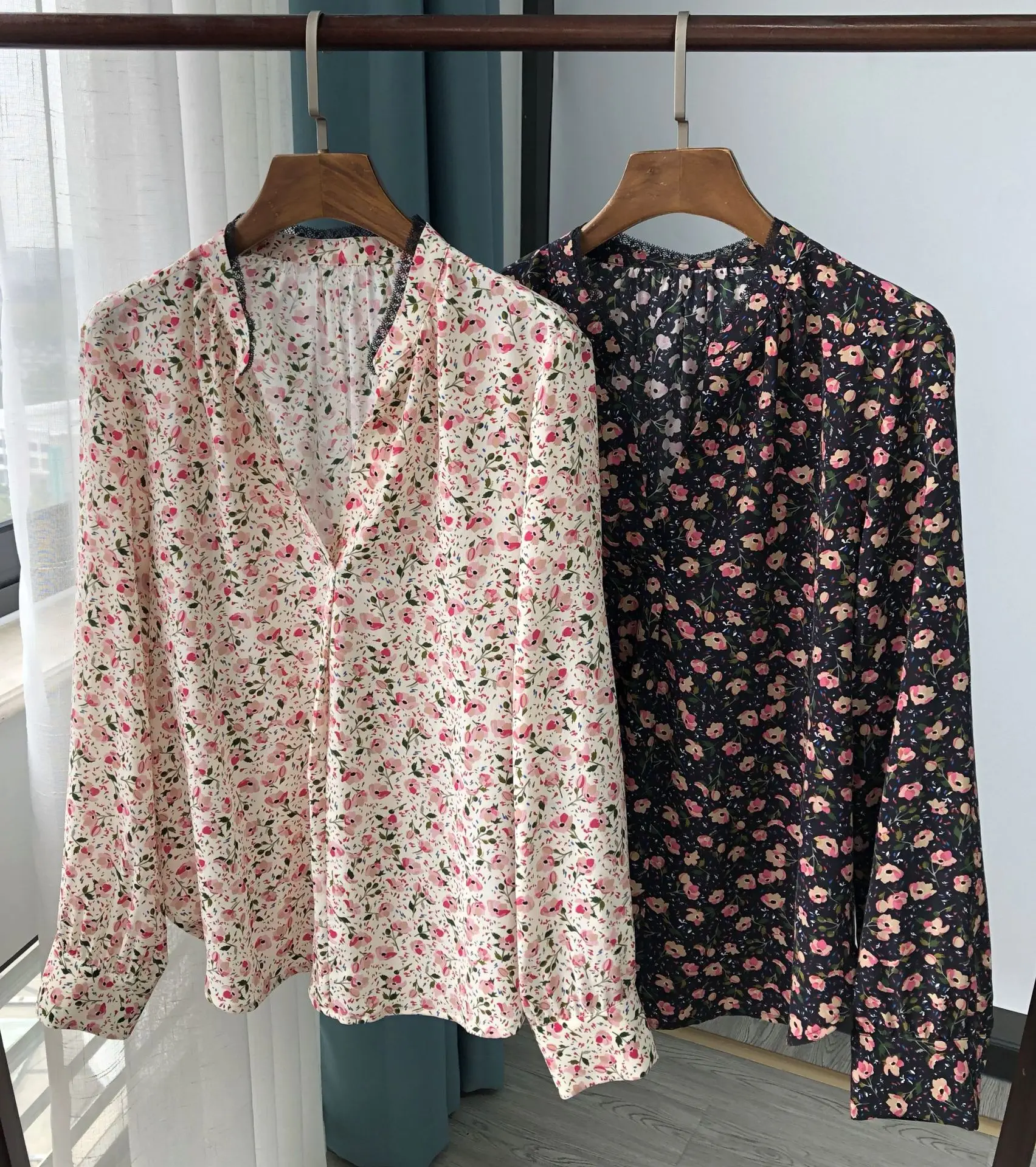 

Chic Floral French Stitching Lace V-neck 100% Silk Long-sleeved Shirt