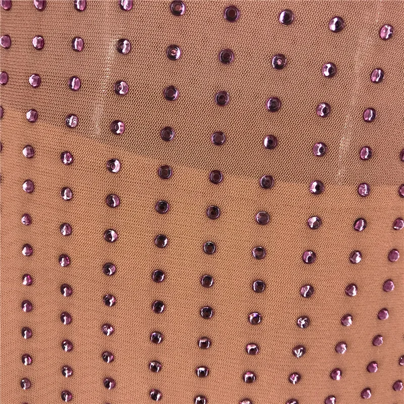 Прозрачное блестящее мини платье со стразами на тонких бретельках с квадратным