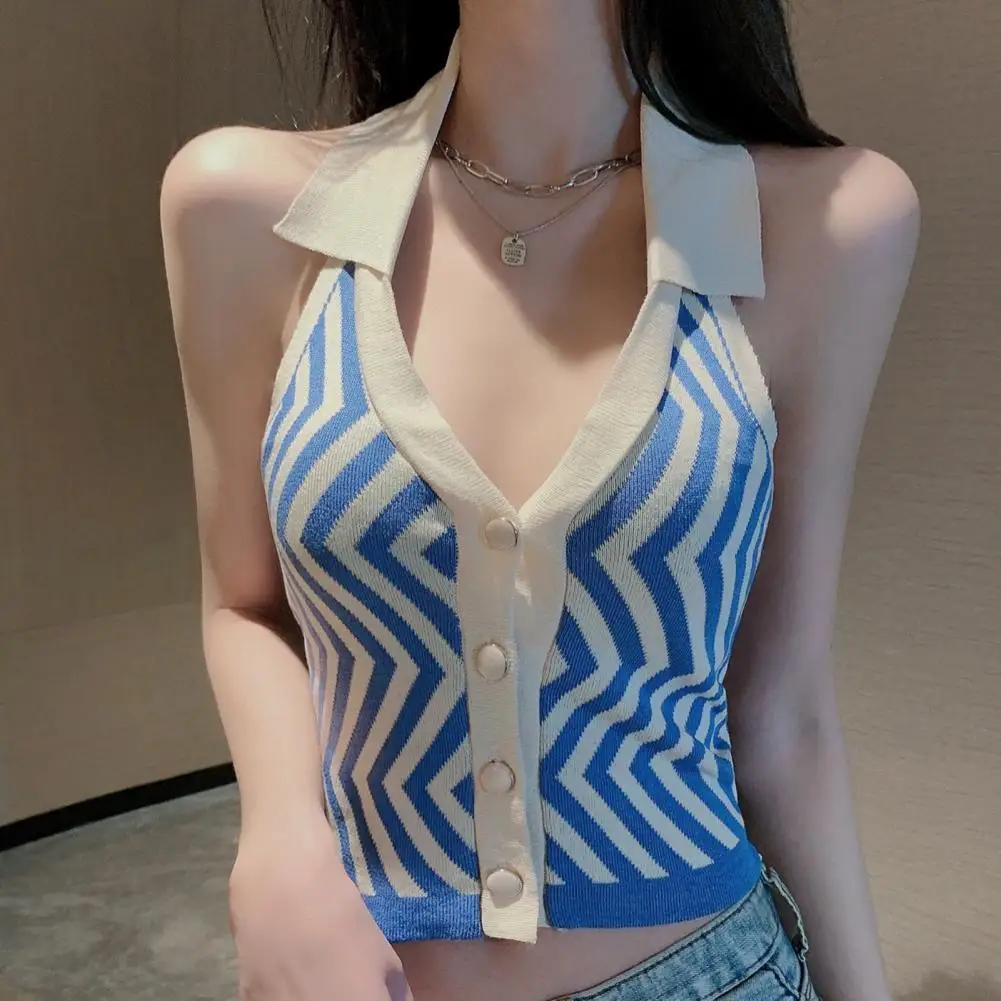 

Женский трикотажный жилет с лямкой на шее, в полоску
