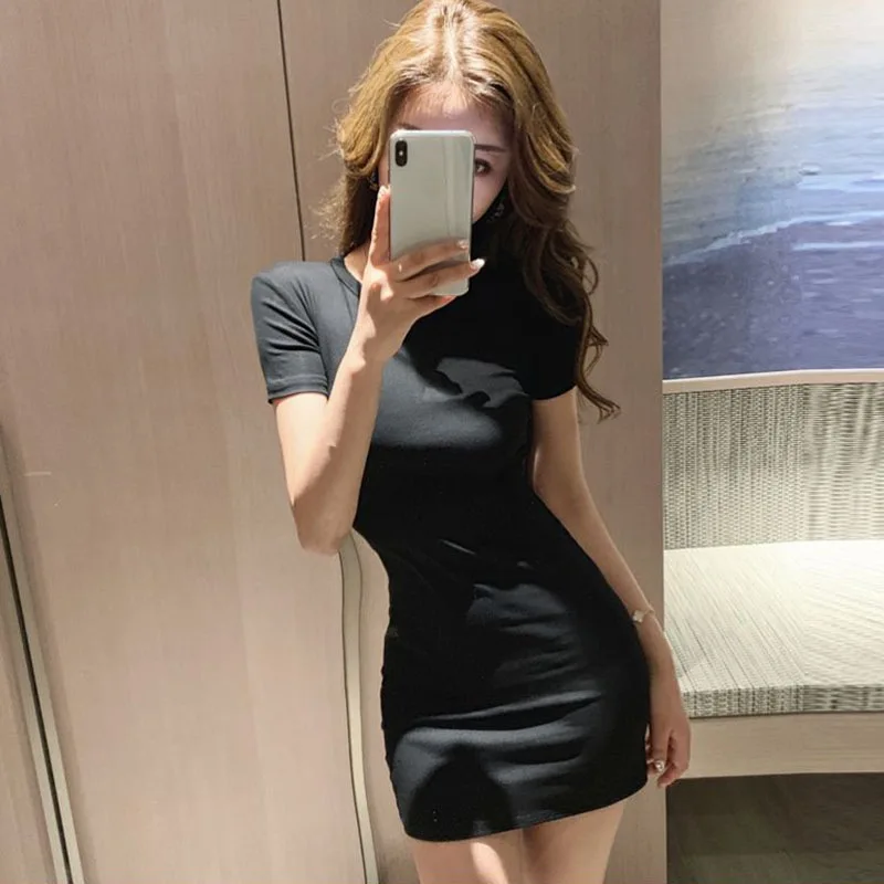 Летнее платье с круглым вырезом и коротким рукавом черные белые полосатые платья