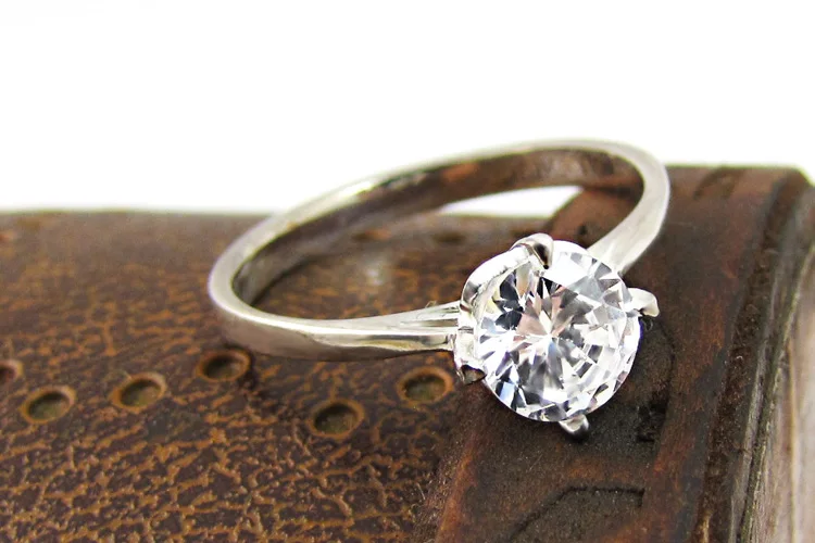 Классическая модная свадебная церемония. Простое и подлинное серебряное женское