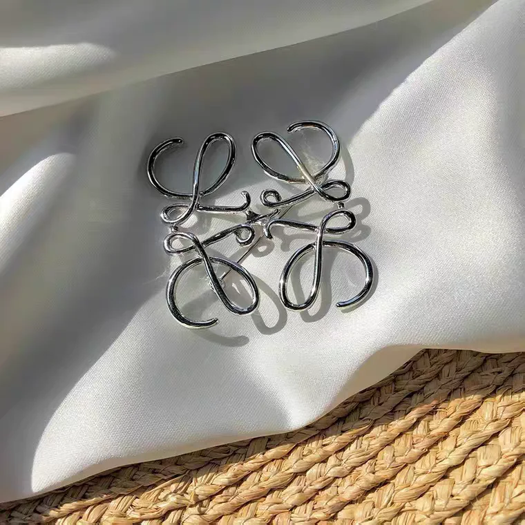 

HS Custom Coat Brooch Accessories Fashion Brooch Metal Elegant Half Face Brooch Premium Cat Eye Limited Edition Brooch