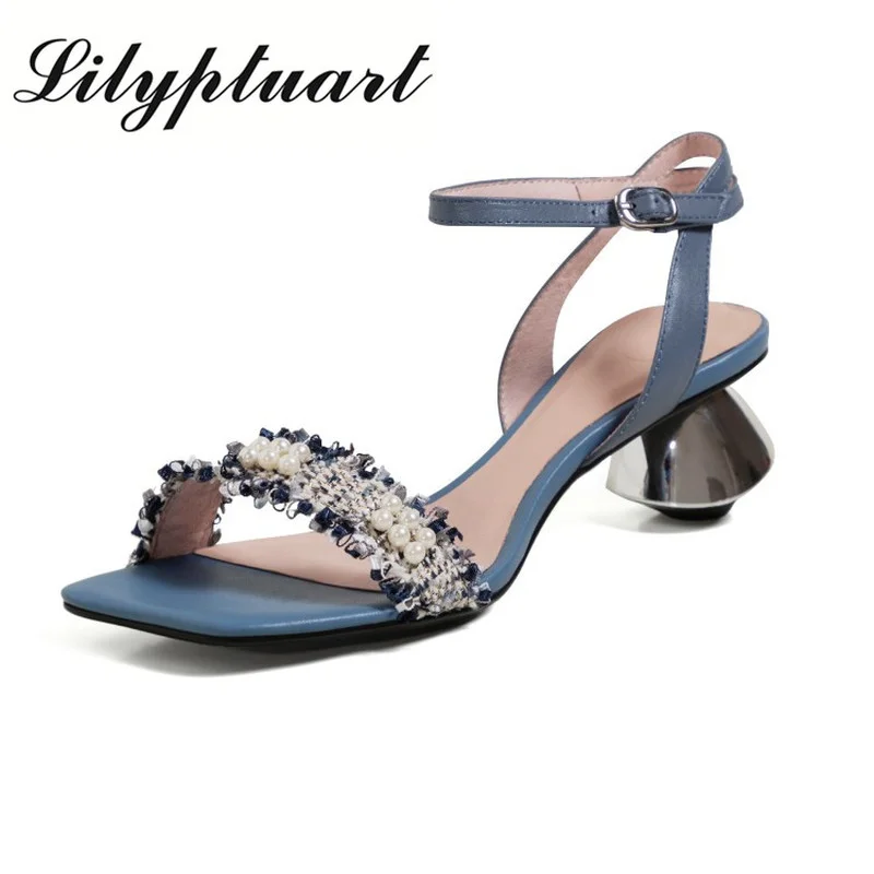 

In the summer of 2021, women's new leather thick-heeled sandals are decorated with comfortable pearls and non-slip sandals