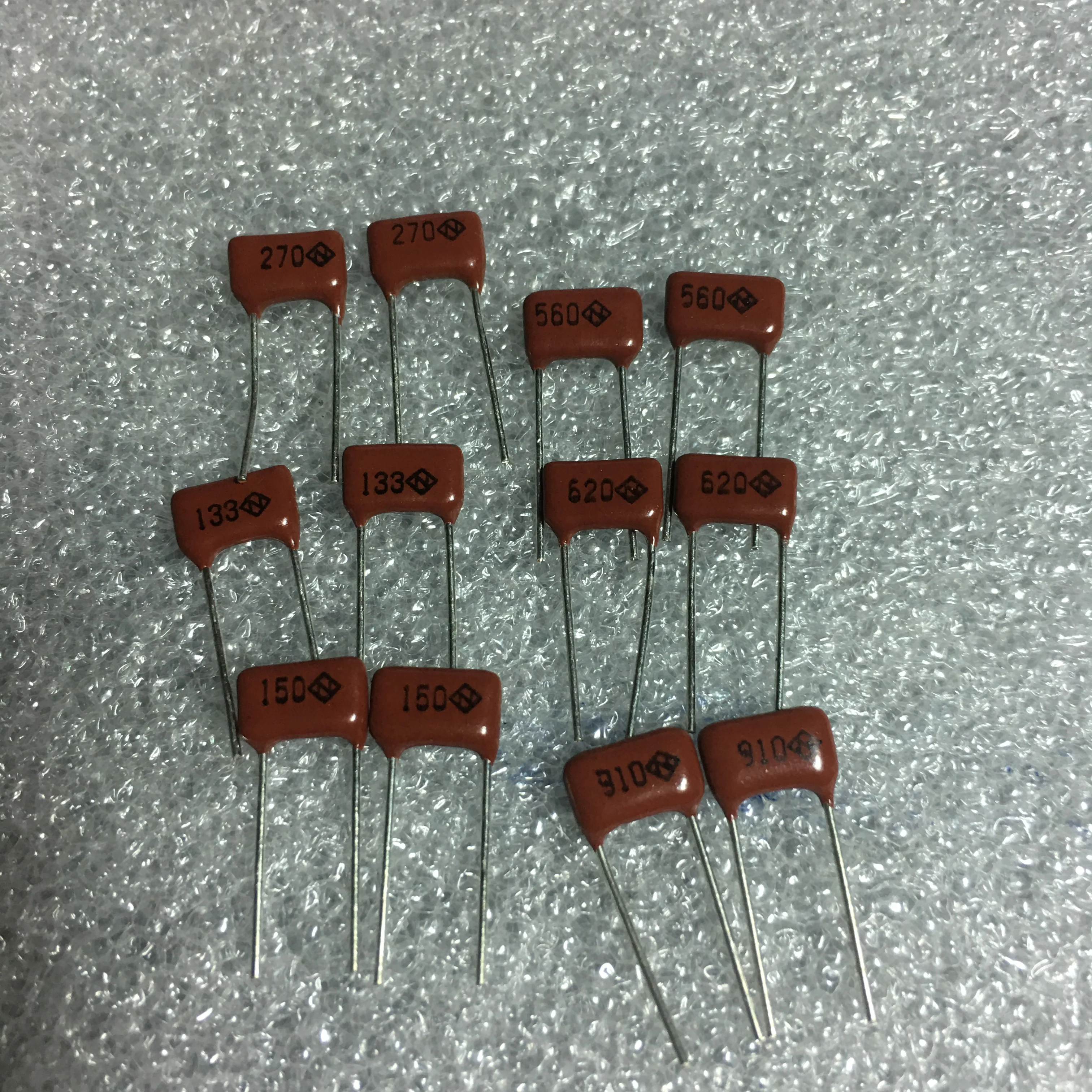 

Capacitance electronic resistance 0.25w15r 270r 91r 62r 56r 13K fever resistance foot distance 5mm * electrolytic capacitance
