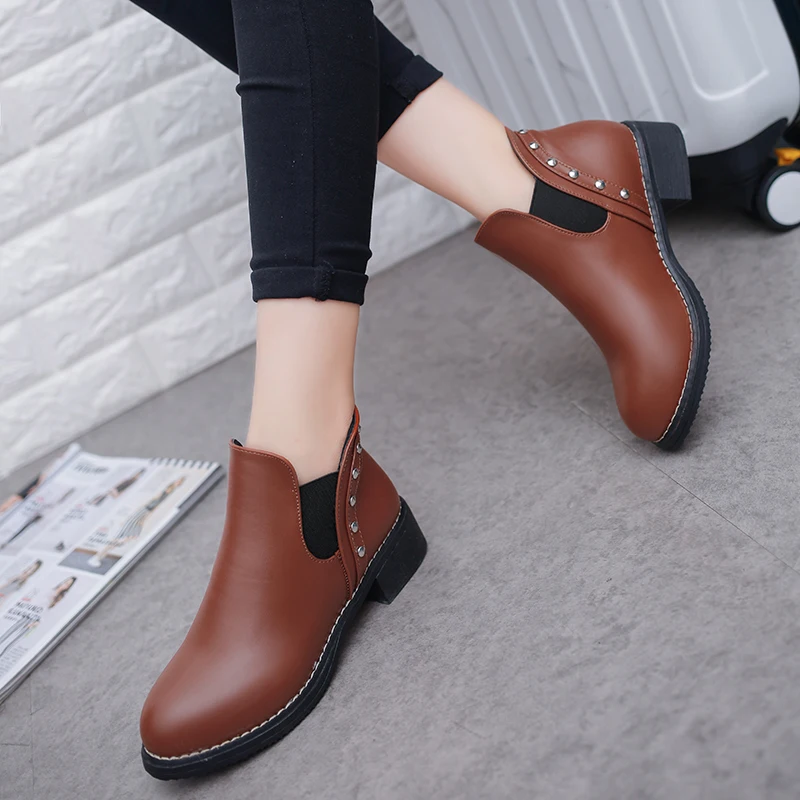 Женские ботинки с круглым носком Черные ботильоны заклепками осенне зимние a672