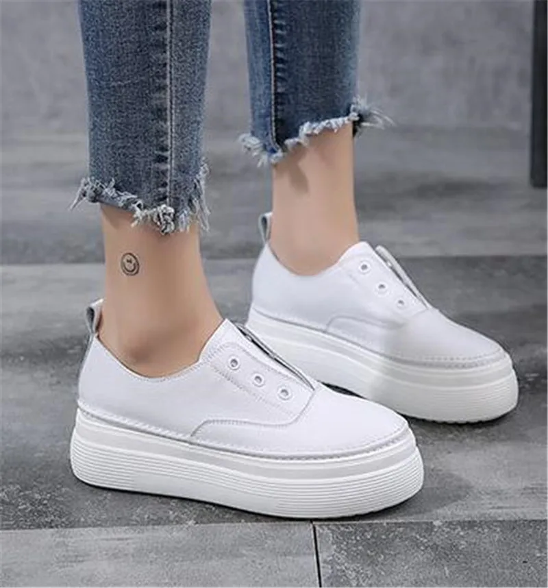 Женские кроссовки из натуральной кожи Белые Повседневные на толстой подошве