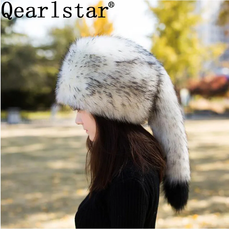 Белый Qearlstar искусственный мех енота шапка женские зимние шапки разноцветные мягкие высококачественные модные теплые русские монгольская шапка с хвостами FY23 - Цвет: Белый