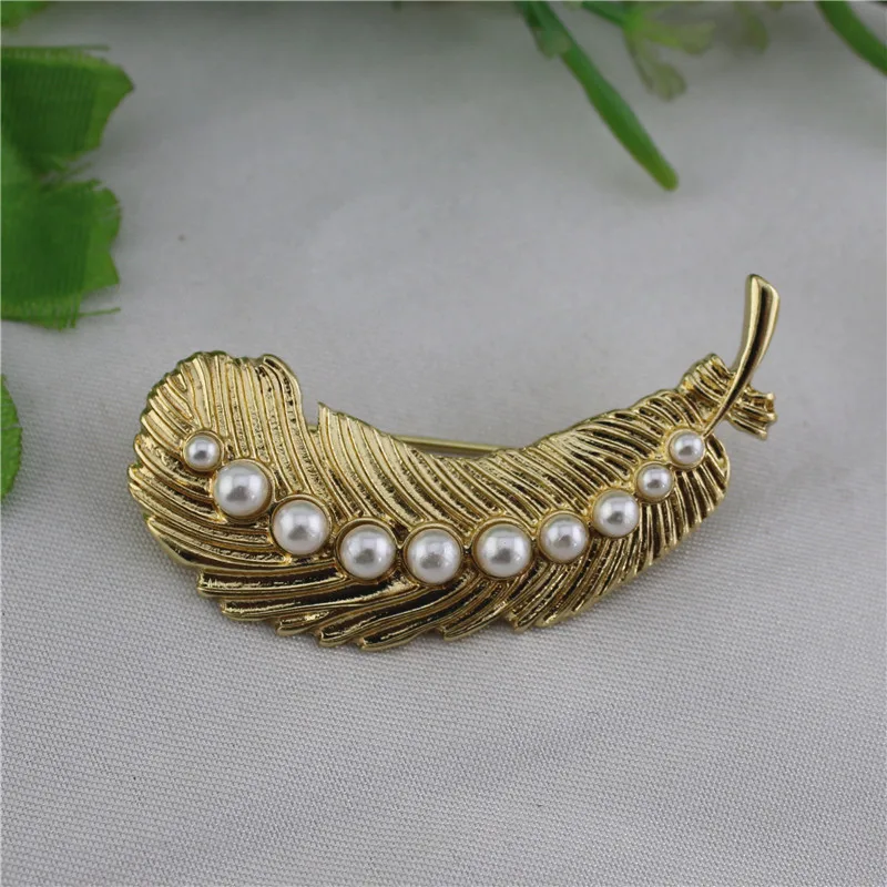 Индивидуальная ретро-брошь из сплава с инкрустацией золотыми перьями и жемчугом