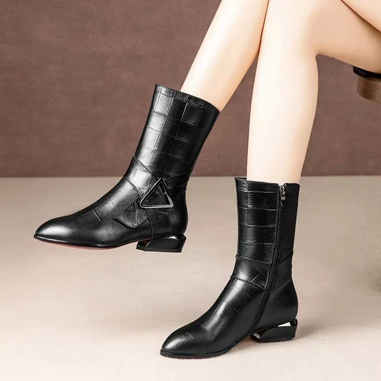 Женские Классические ботинки до середины икры осенне зимние однотонные с острым
