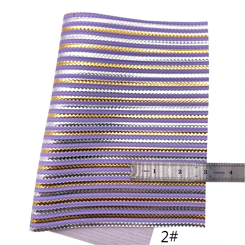 Фиолетовая объемная блестящая кожаная ткань с золотыми полосками искусственная
