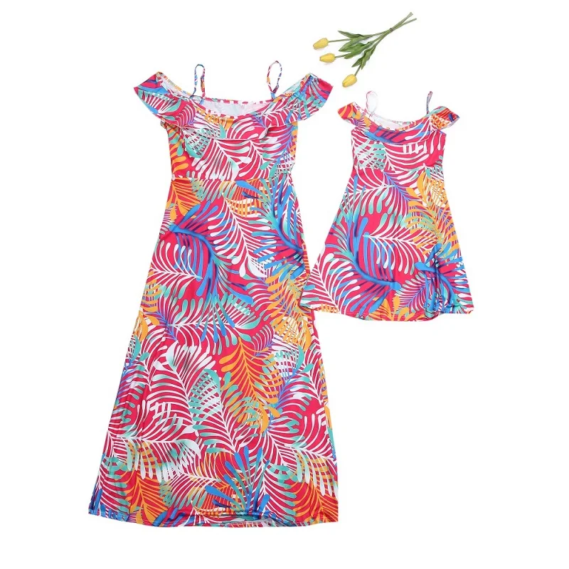 Длинные платья на бретелях для мамы и дочки семейная одежда одинаковые комплекты