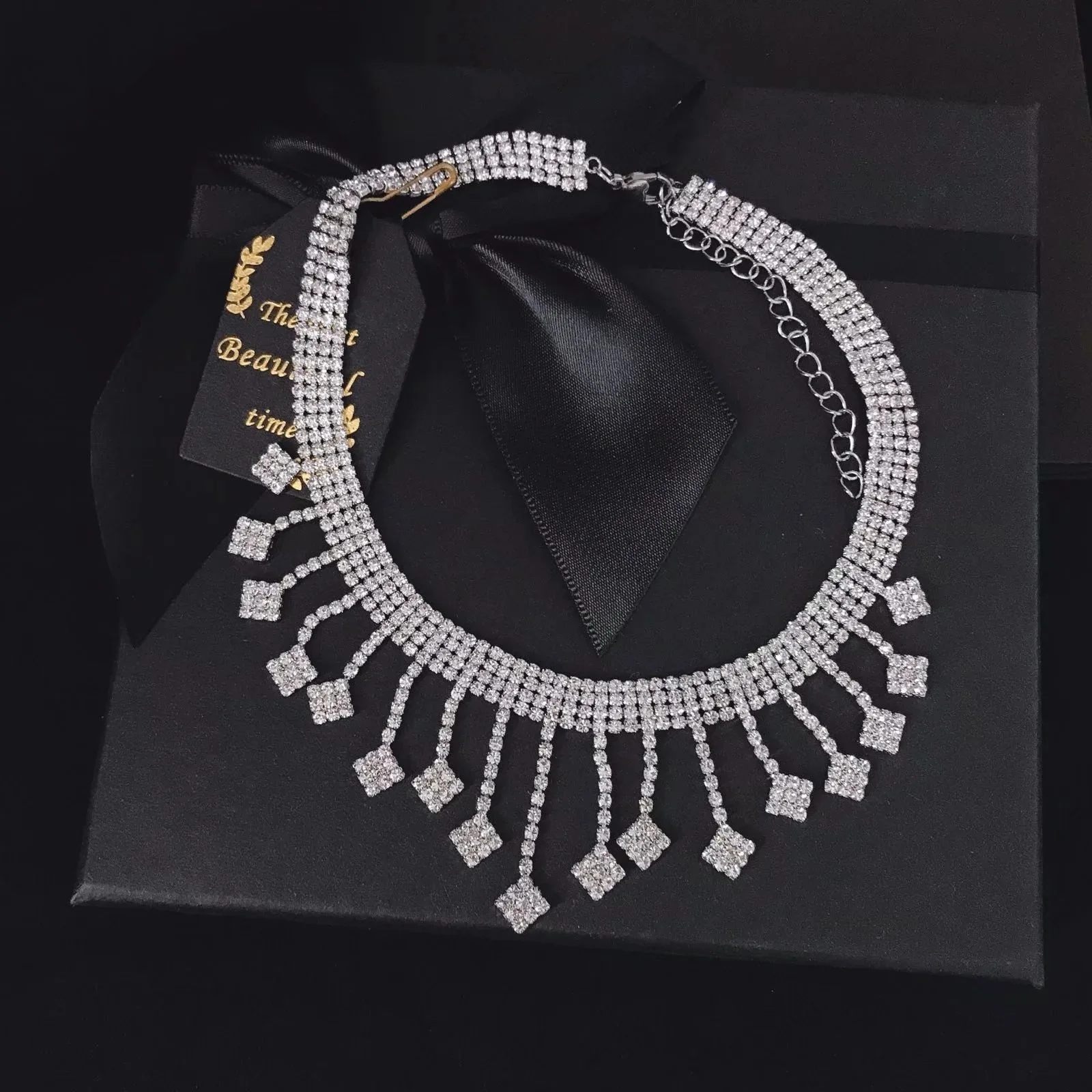 

European and American alloy full diamond tassels women's high-end luxurious temperament OL fashion short clavicle chain necklace