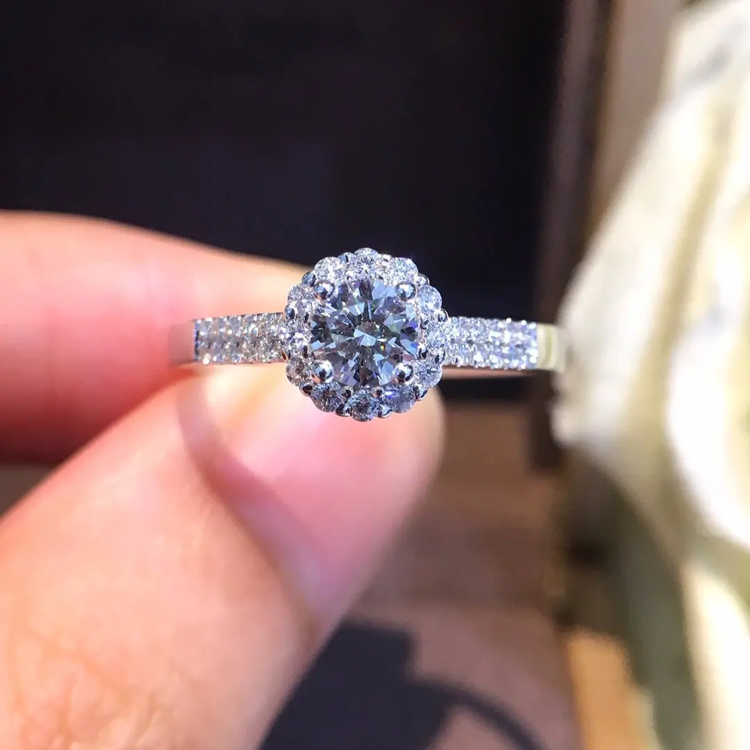 Кольцо из чистого золота 18 карат с натуральными бриллиантами красивое кольцо