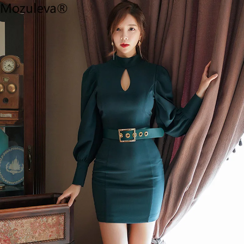 Женское мини платье с поясом Mozuleva элегантное облегающее воротником стойкой и