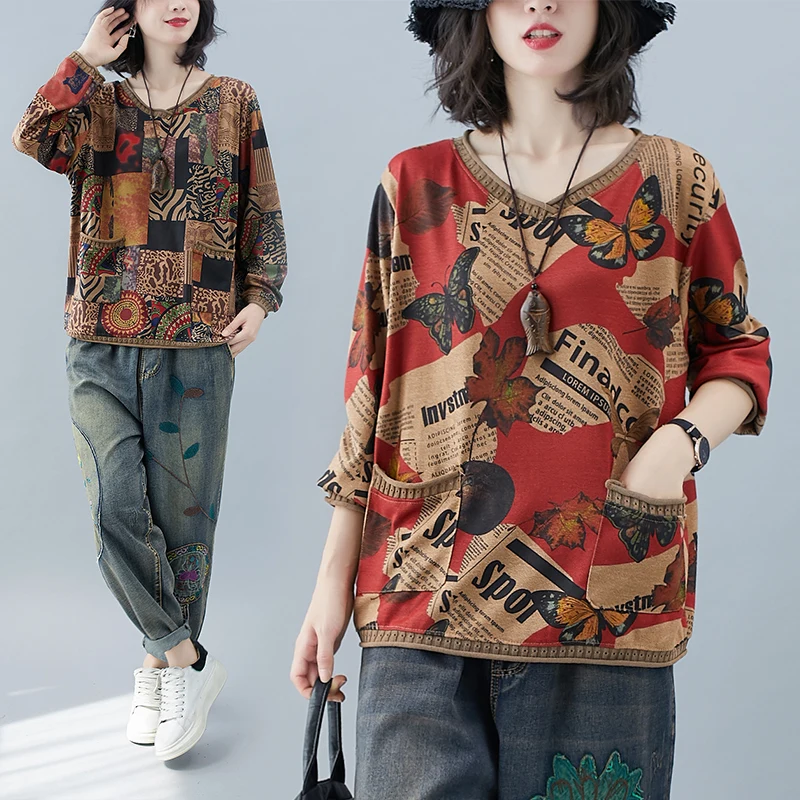 Свитер женский демисезонный трикотажный с принтом в виде газет и бабочек длинным