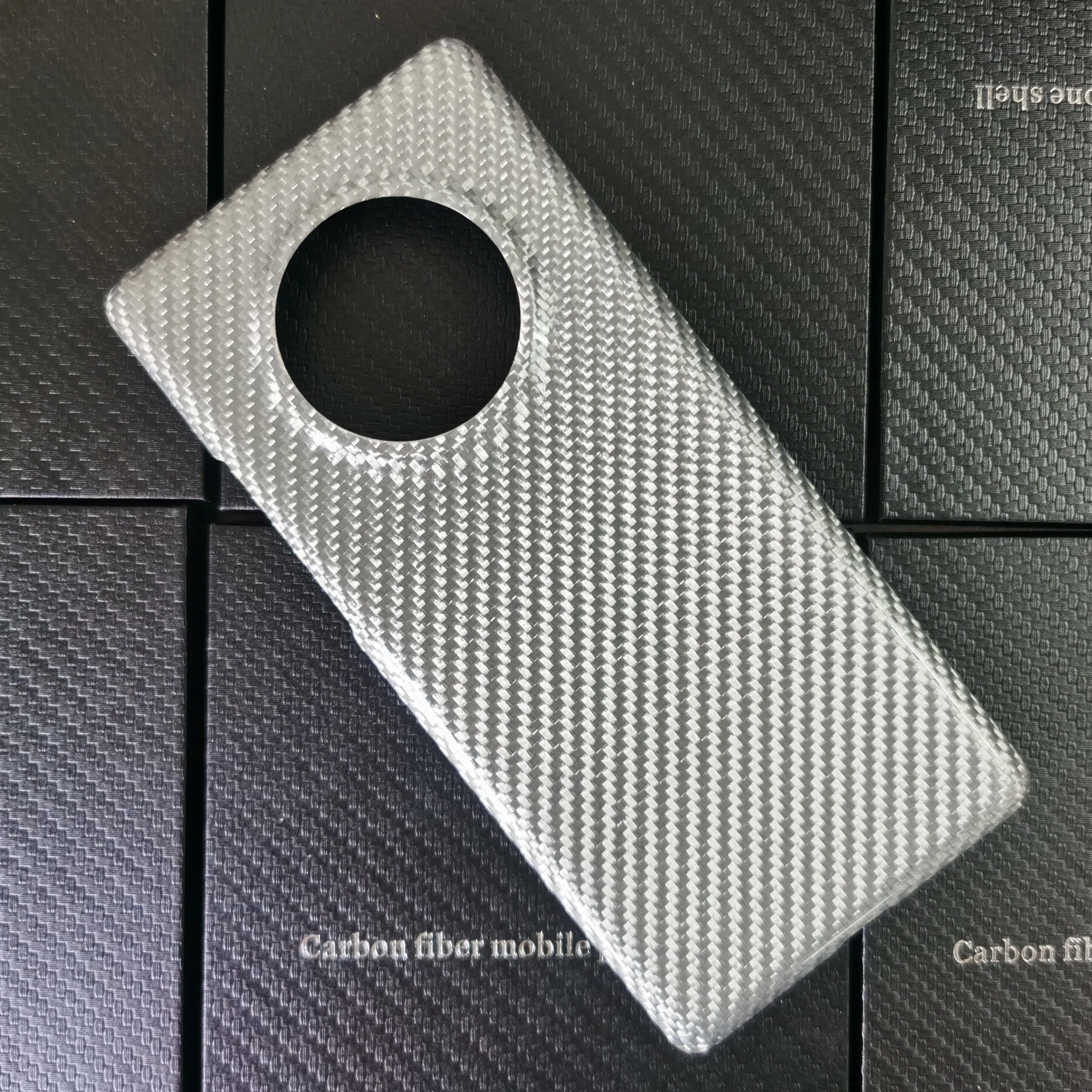 Серебристый глянцевый чехол из углеродного волокна для спортивного автомобиля