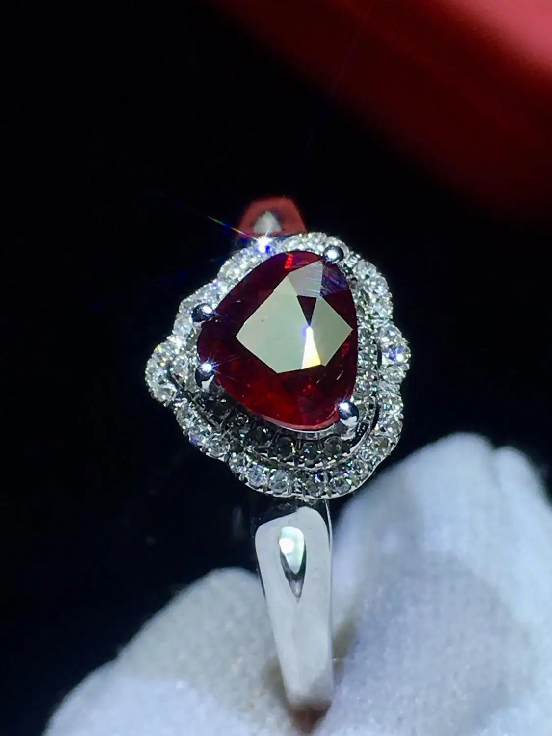 Женское Обручальное Кольцо из белого золота 18 К с красным Рубином 0 78 карата |