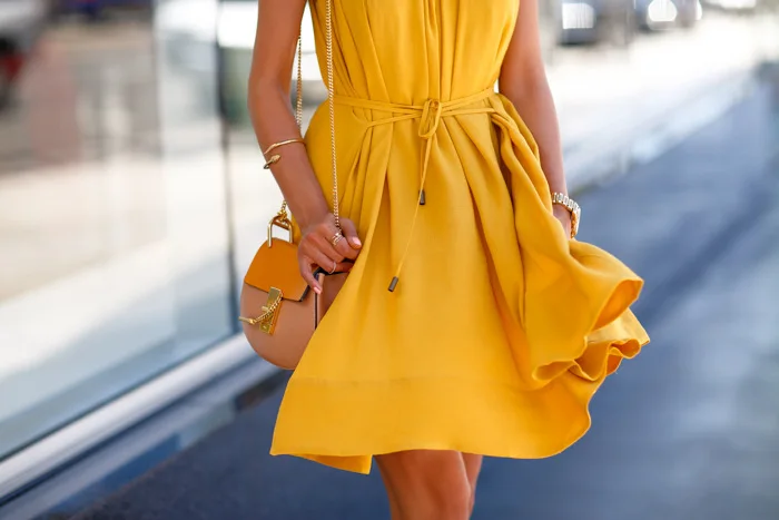 Модное женское однотонное мини платье без рукавов плиссированное желтое