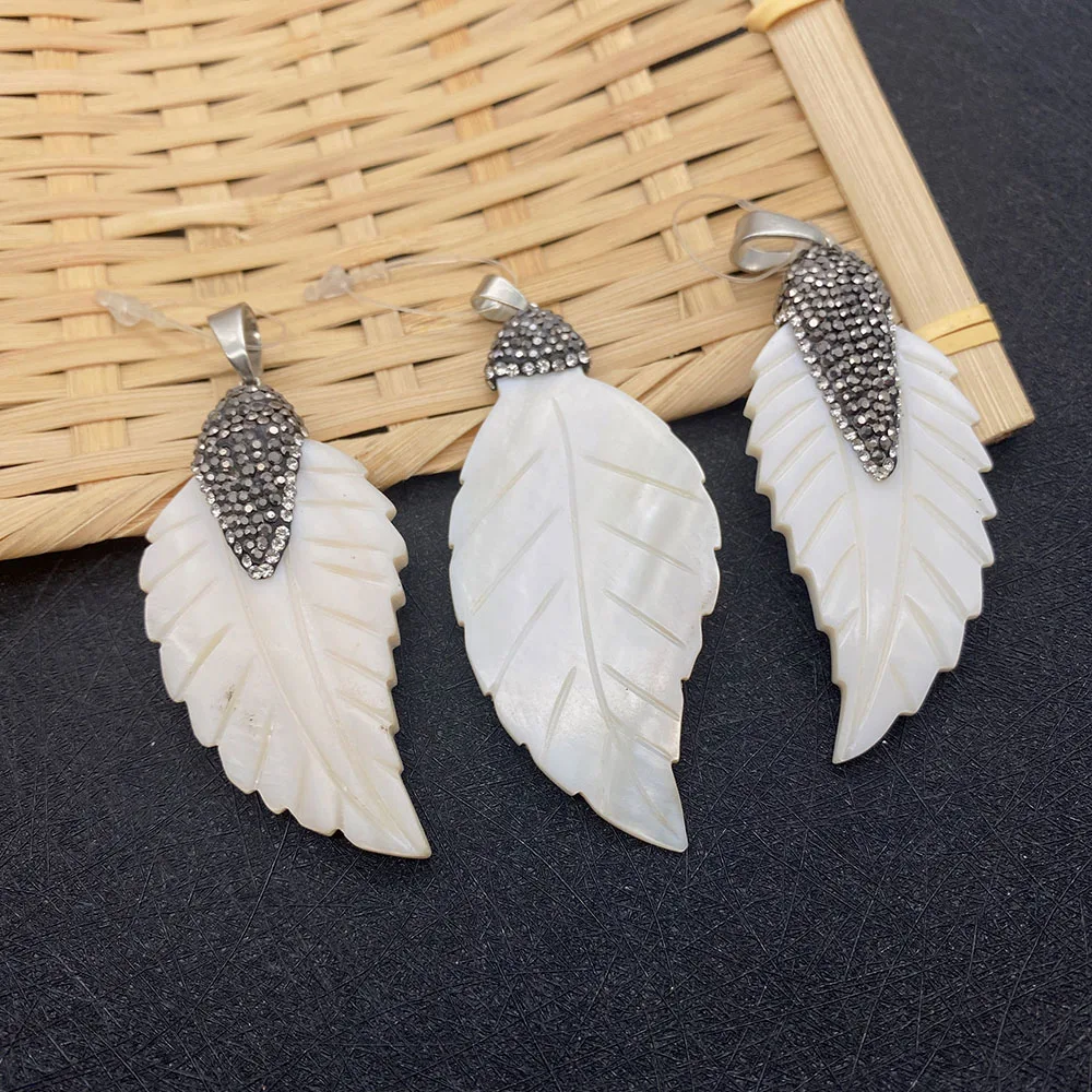 

1 Piece of Natural Shell Pendant Leaf-shaped White Freshwater Shell Carved with Diamonds DIY Ladies Necklace Gift Beach Jewelry