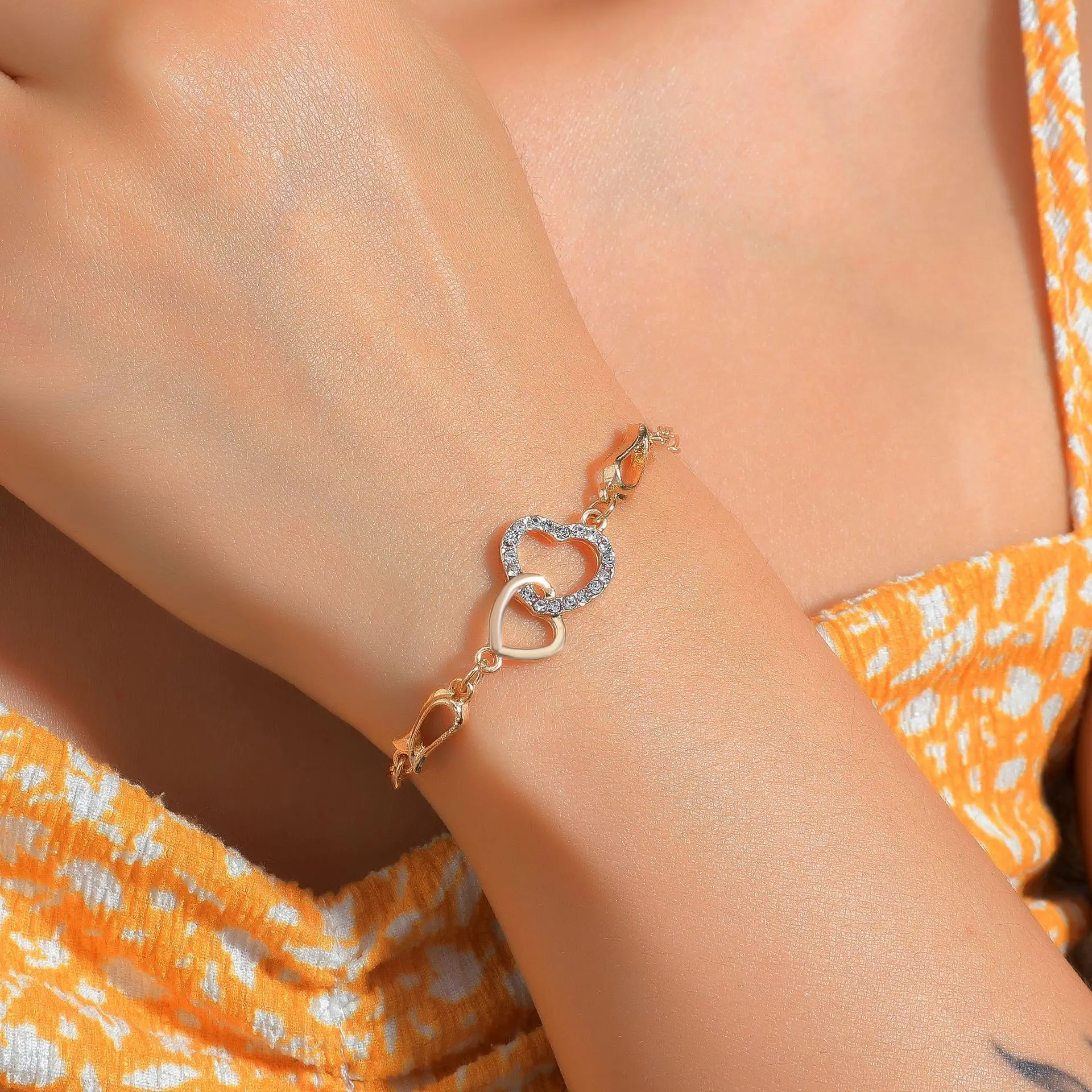 

Simple Gold Double Love Connected Inlaid Zircon Bracelet Women's Wrist Decorative Chain Jewelry Accessories Birthday Party Gifts