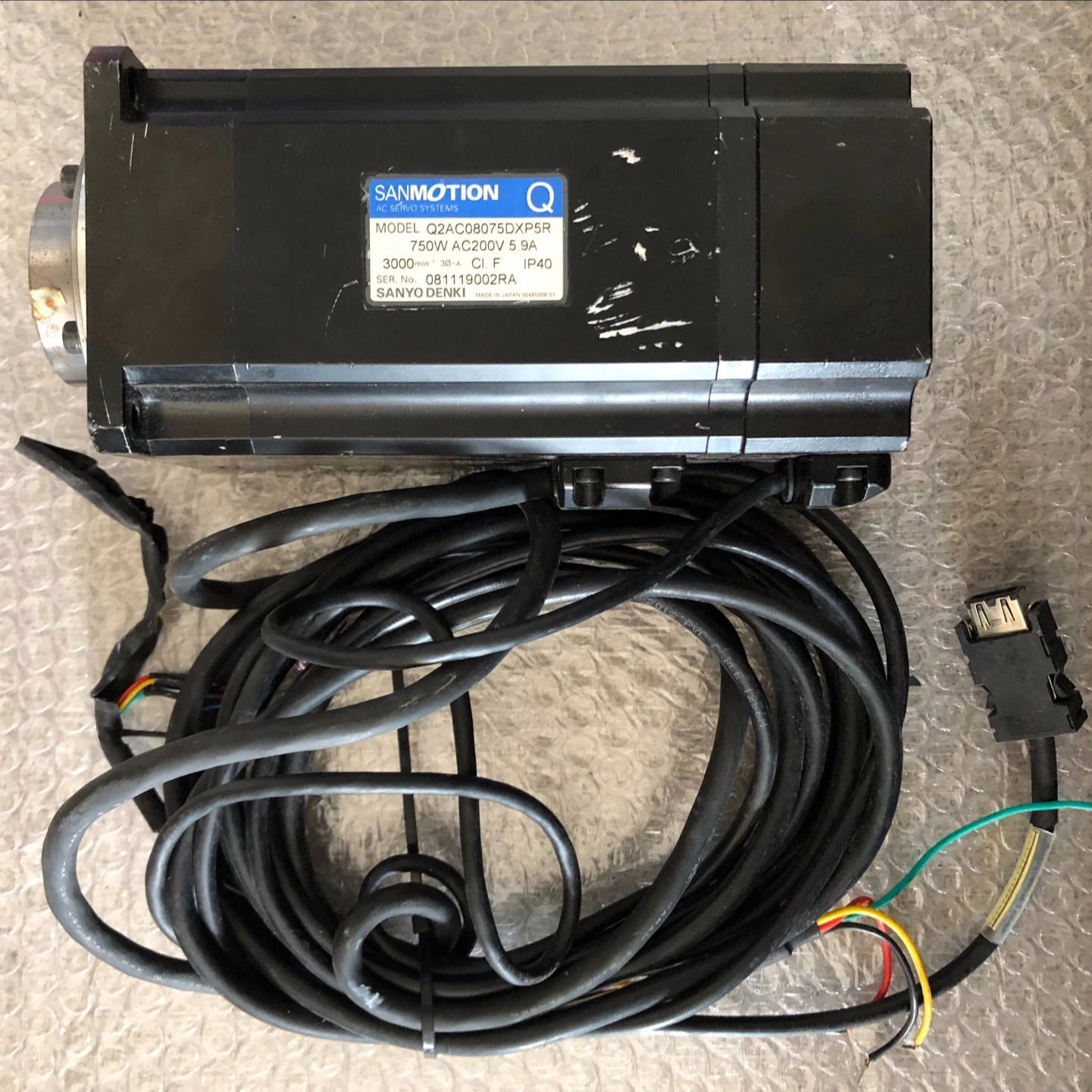 

Серводвигатель SANYO DENKI Q2AC08075DXP5R, в хорошем состоянии