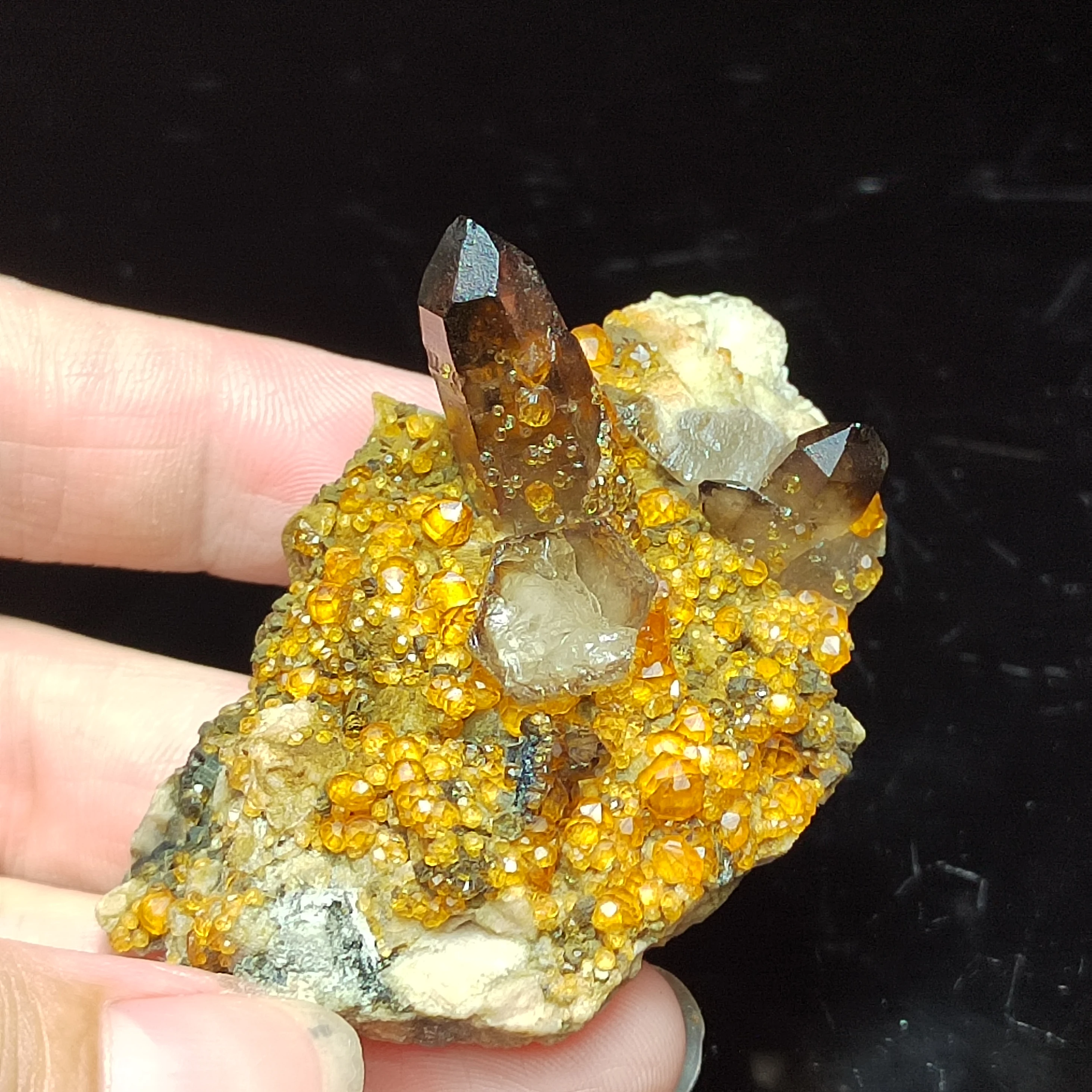 

30.4gNatural garnet and tea body crystal symbiotic gem raw material sanatorium aura home decoration mineral specimen