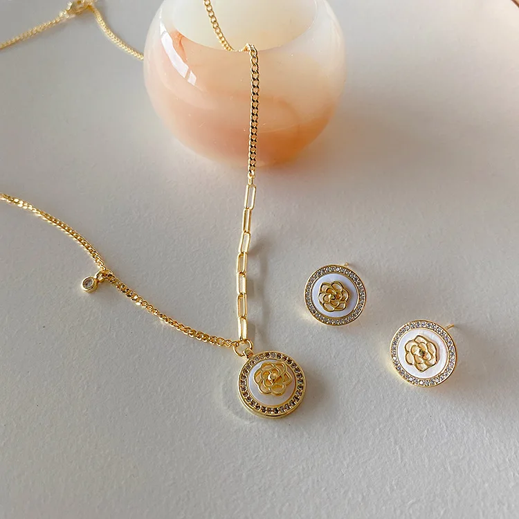 

Fashion Flower Paved Shell Pearl Pendant Necklace For Women 2020 New Jewelry Christmas Gifts