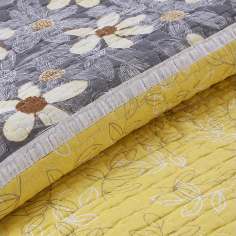 Серое покрывало для кровати с принтом + 2 наволочки желтое одеяло в американском и