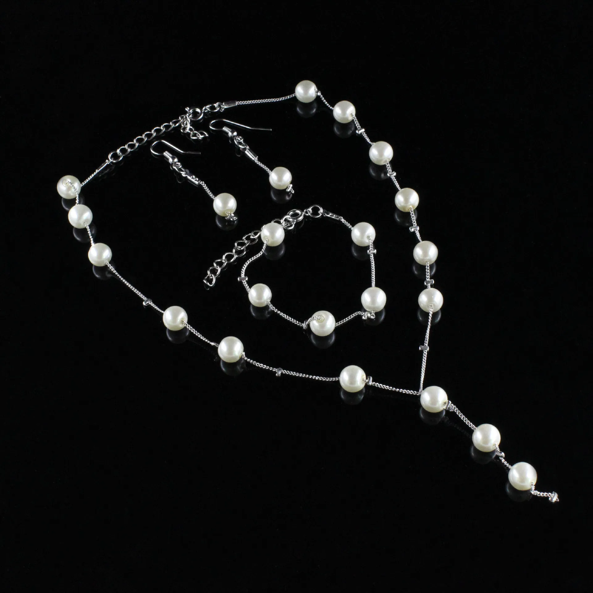 Комплект ювелирных изделий из ожерелья браслета и серег с искусственным