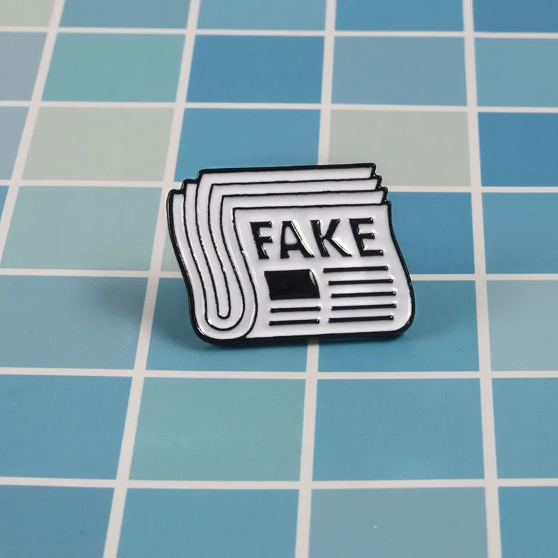 Поддельные новости эмалированные Значки для лацкана на пуговицах бумажные