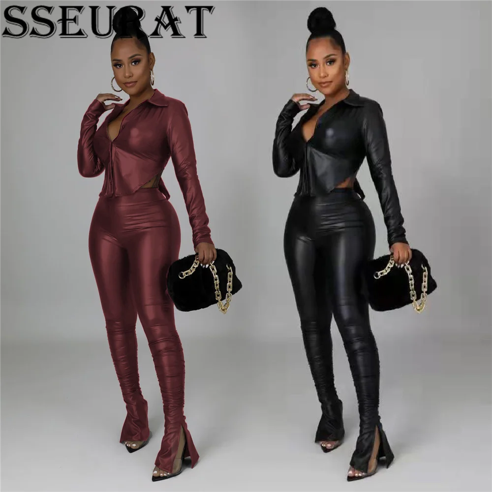 

Спортивный костюм SSEURAT из искусственной кожи Женский, комплект из двух предметов, короткий топ с длинным рукавом и облегающие брюки с разрез...