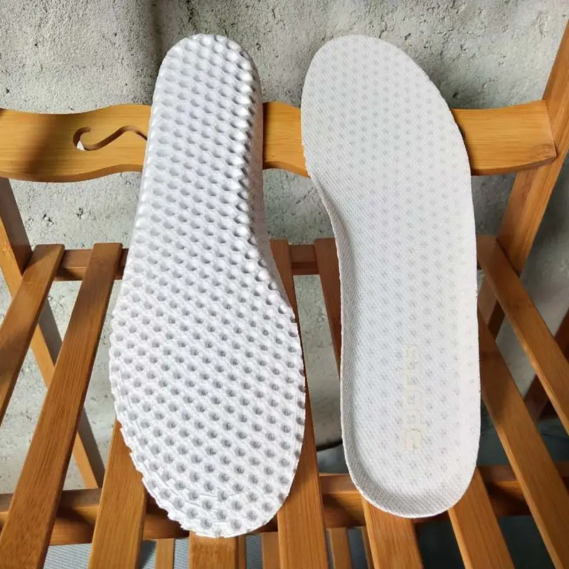 Влагу не пропускают запах устойчив к атмосферным воздействиям и дышащий соты