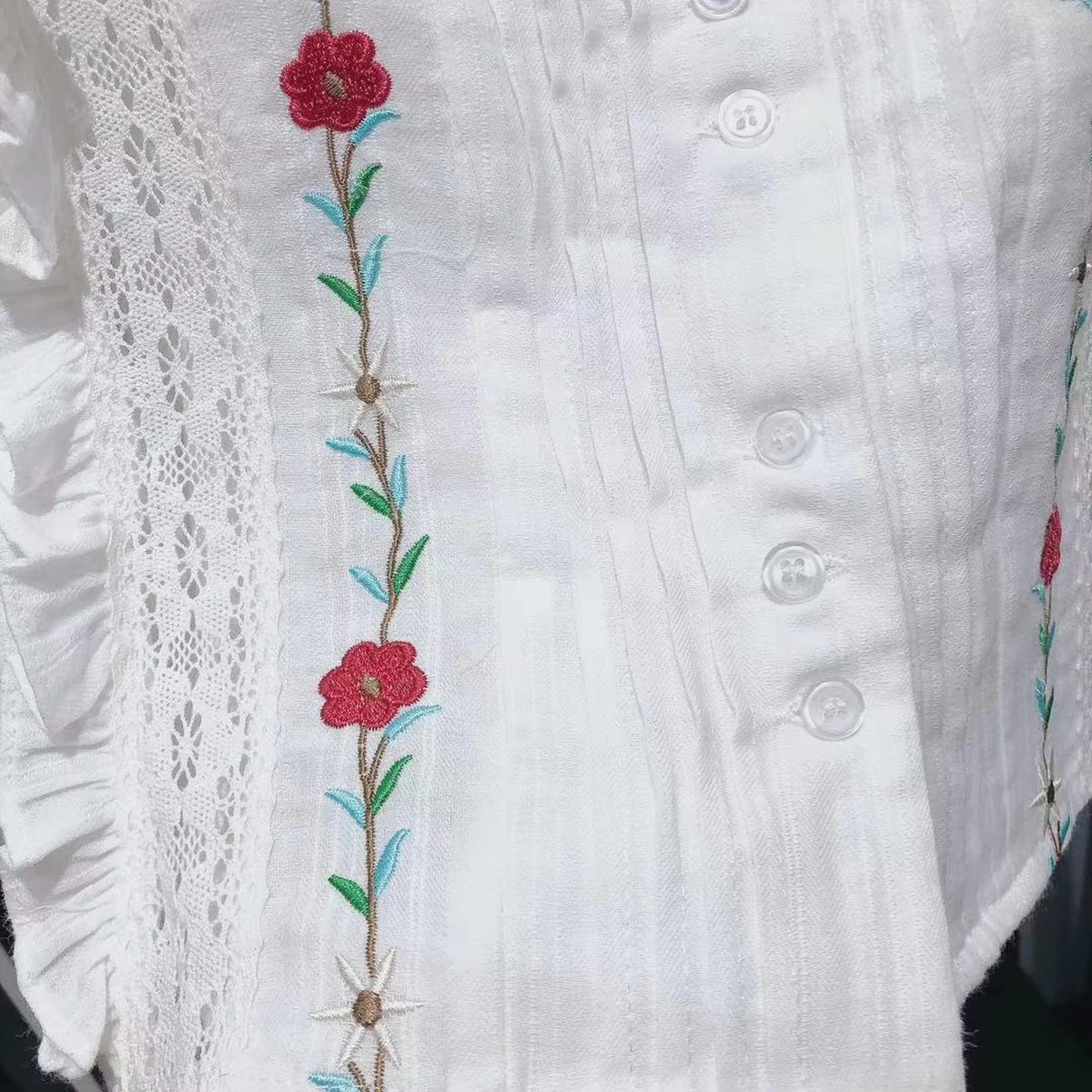 

Flower Embroidery Blouse Woman Autumn Long Sleeve Round Neck Cotton White Shirts Casual Vintage Femme Chemise Tops 2021