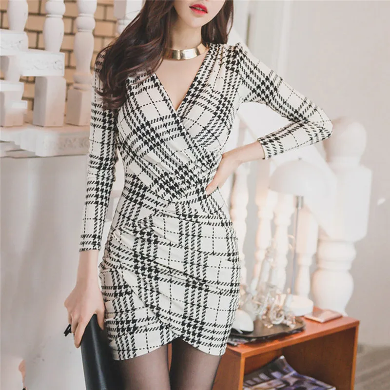 Черно белое клетчатое сексуальное элегантное облегающее платье с v образным