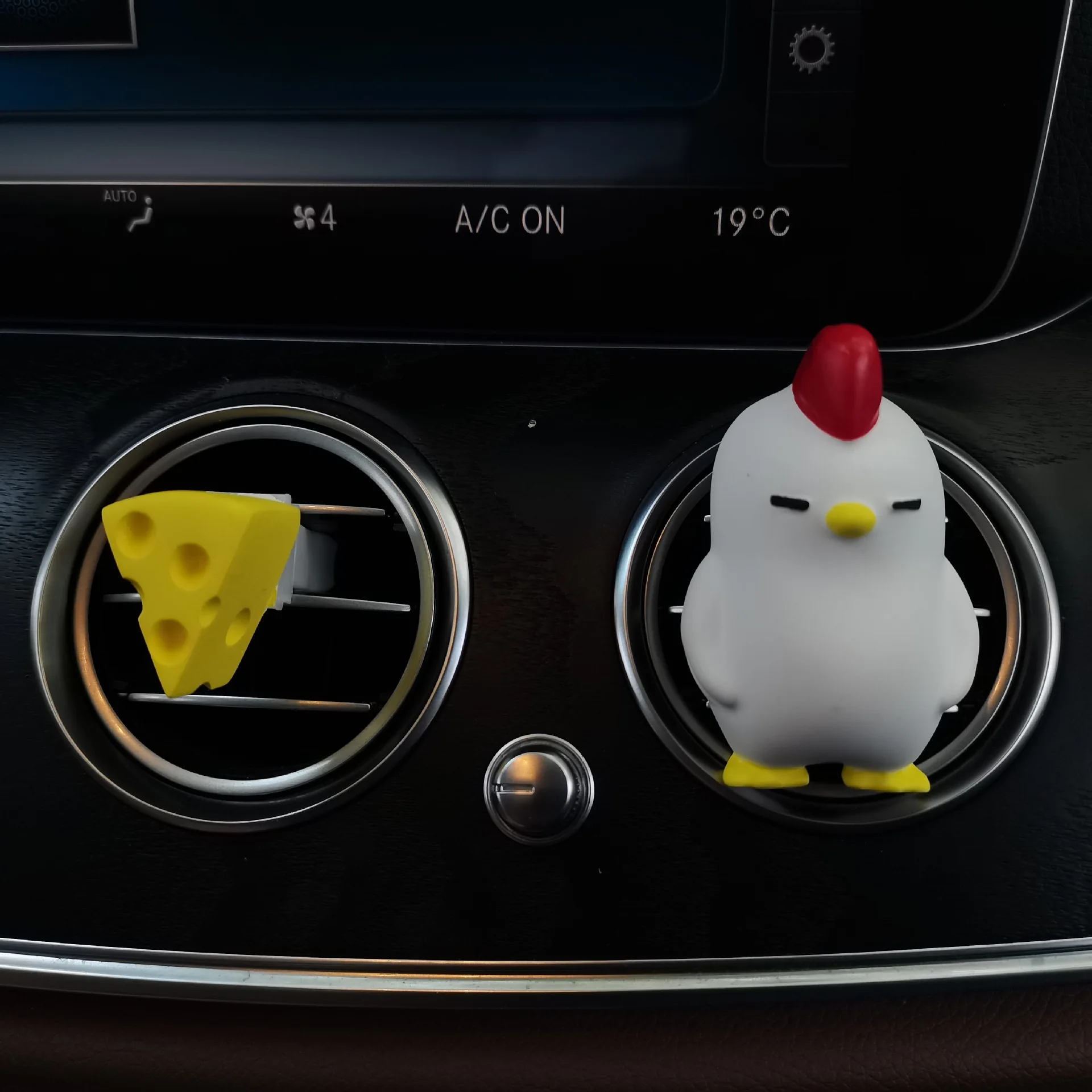 Автомобильный воздуховод ароматерапия куриное яйцо в пачканном виде для