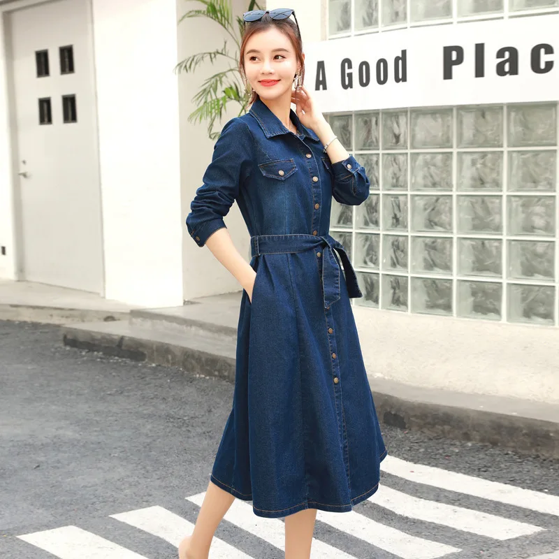 Модное приталенное однобортное джинсовое платье средней длины уличное