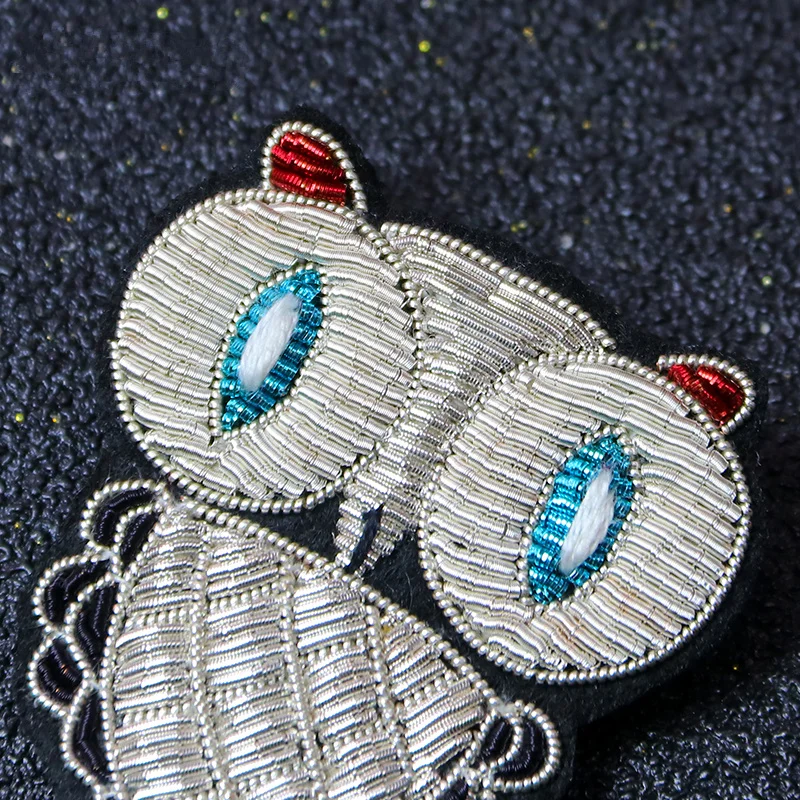 

Hand-embroidered Indian silk brooch cartoon snowy owl creative wild brooch high-end female accessories