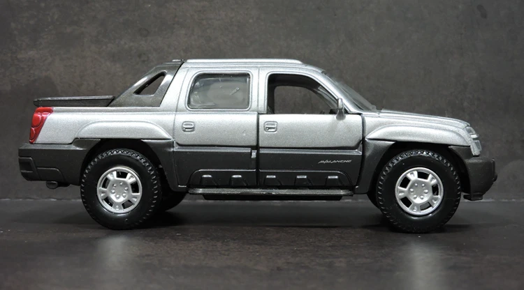 Новинка Классическая американская модель автомобиля Tahoe 1/32 из литого под