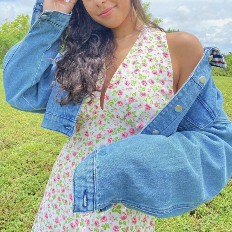 Женское приталенное платье мини розовое с цветочным принтом V образным вырезом и