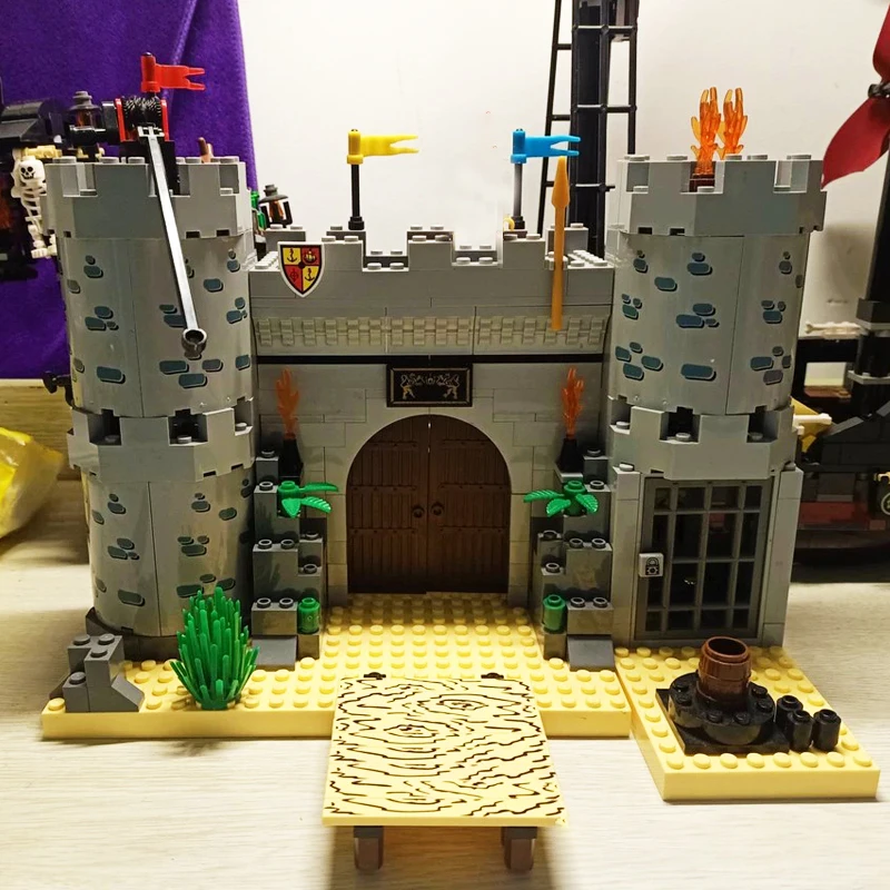 Просветляющий строительный блок пираты и Королевская гвардия боевой замок 366 шт.