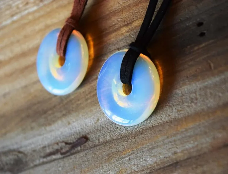 Ожерелье с круглым камнем Opalite ожерелье имитацией лунного камня диск в виде