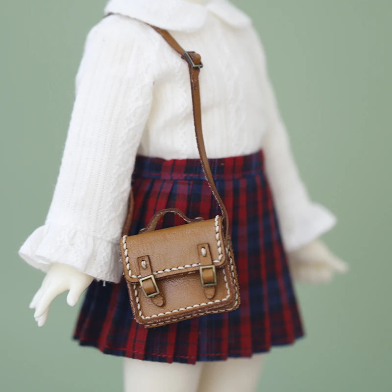 

1/6 BJD OB24 Small cloth handmade cowhide Postman bag Cambridge bag retro Arts College slant doll bag doll accessories