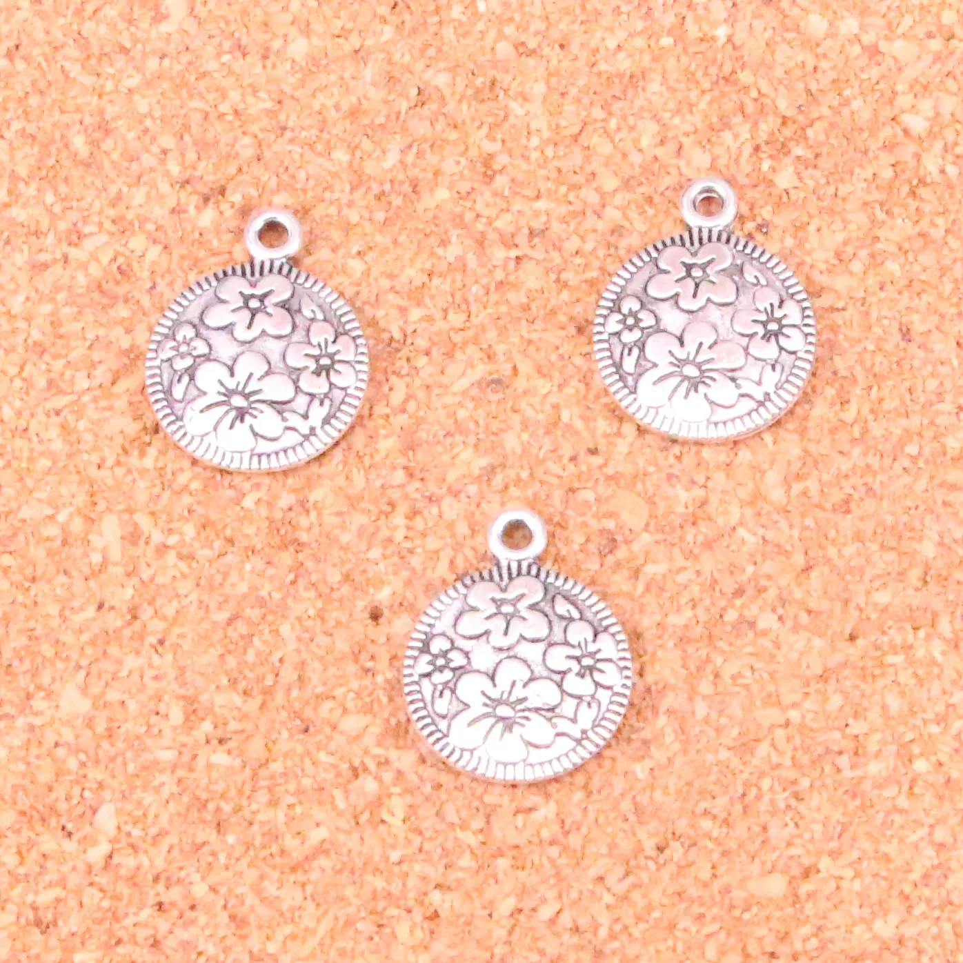Круглые цветочные шармы антикварного стиля, подходящие для изготовления винтажных подвесок, браслетов и ожерелий. Набор из 72 штук, размер 15 мм.