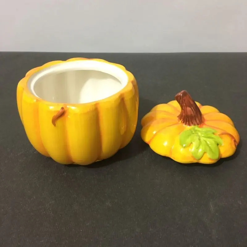 

1pc Ceramics Spice Jar Pumpkin Type Salt Sugar Storage Container With Spoon Spice Bottles Jars Pepper Organizer Kitchen Tools