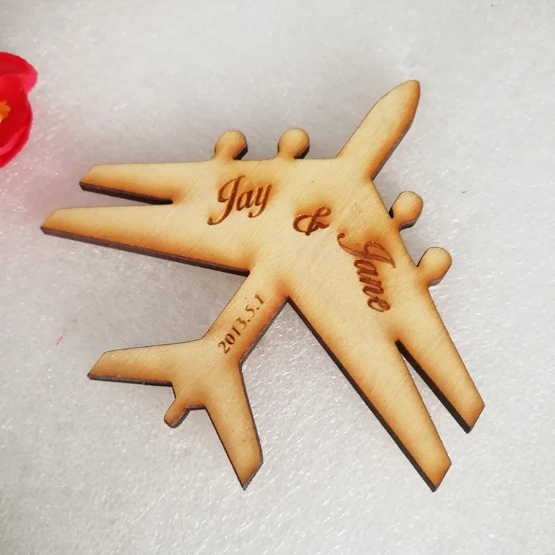 Бирки с гравировкой в виде самолета на деревянной основе 50 шт. центральные столы |