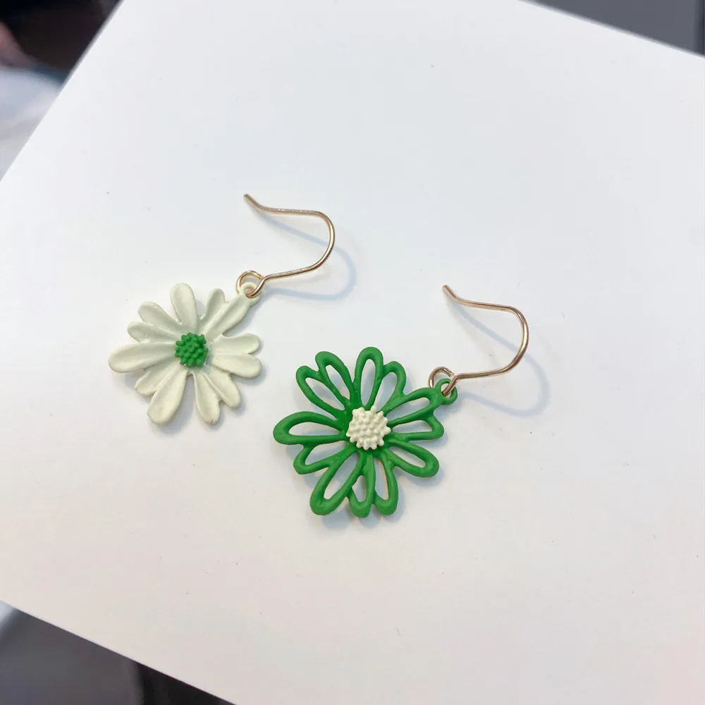 

2020Small Daisy Flower Earrings Cute Flower-shaped Earrings Ladies Fashion Sweet Earrings Jewelry