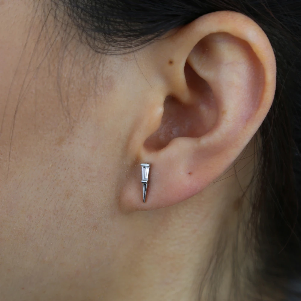 Женские серьги-гвоздики из серебра 925 пробы с фианитами |